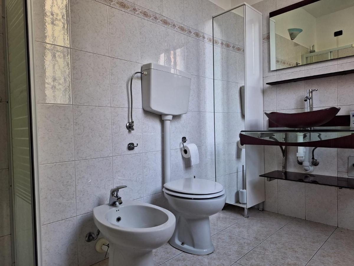 Appartamento La Casa Dei Nonni Malnate Extérieur photo